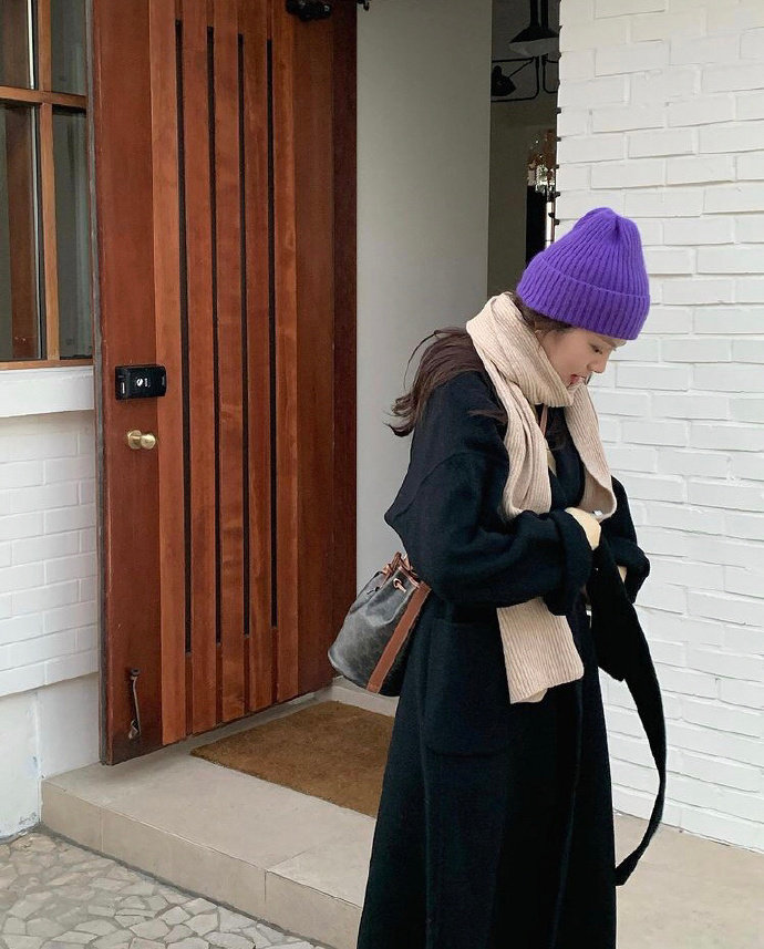 韩国小姐姐穿搭街拍,黑色针织衫长款外套韩系搭配