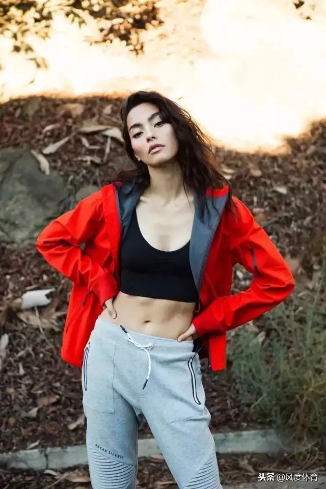 *窥偷**女神AdrianneHo的ins照片,我仿佛打开了新世界的大门……