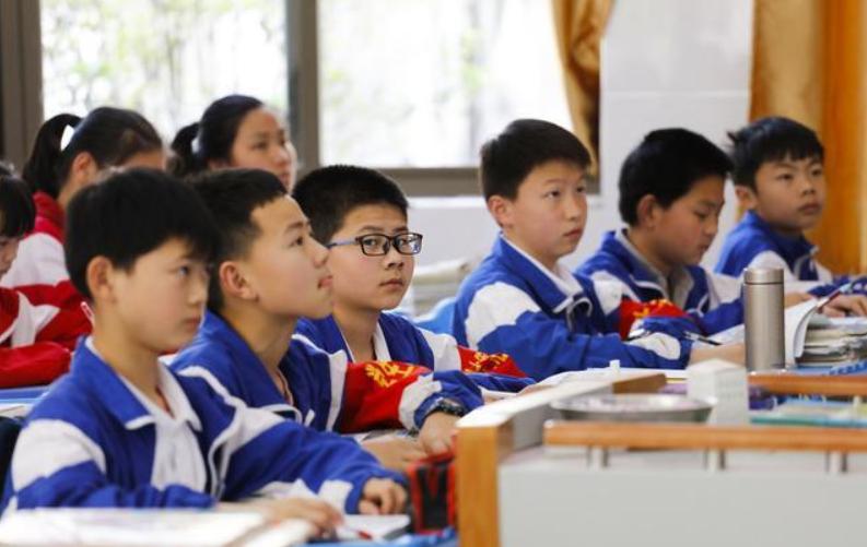 发现女儿早恋的正确引导方法初中,初中发现女儿早恋的正确引导方法