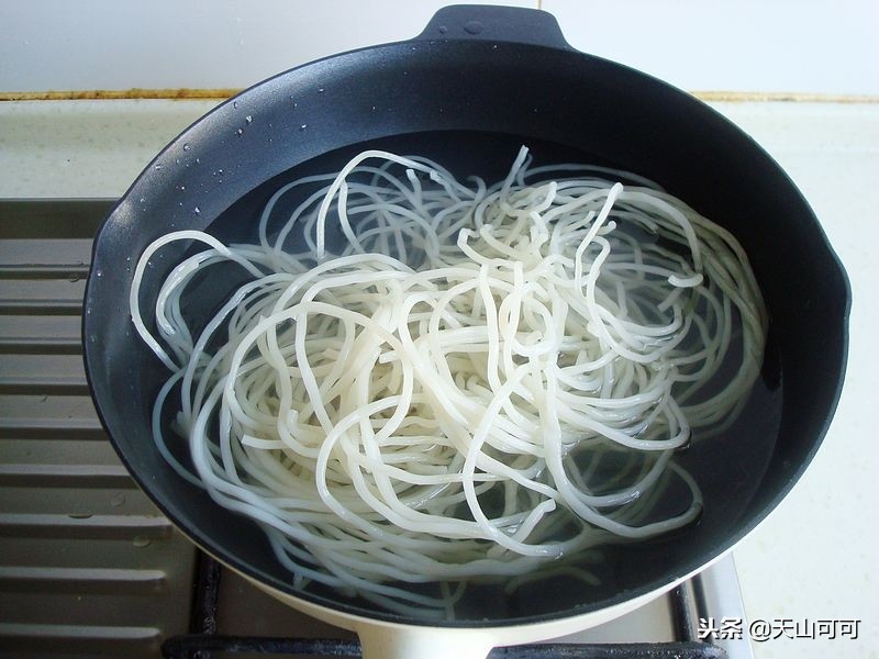 家常炒米粉简单又好吃,炒米粉怎么让不粘不坨又好吃