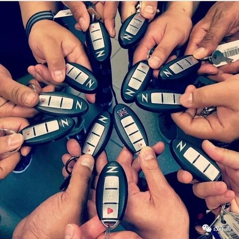 掏出这把骚气的GT-R钥匙后，妹子上我的车了！