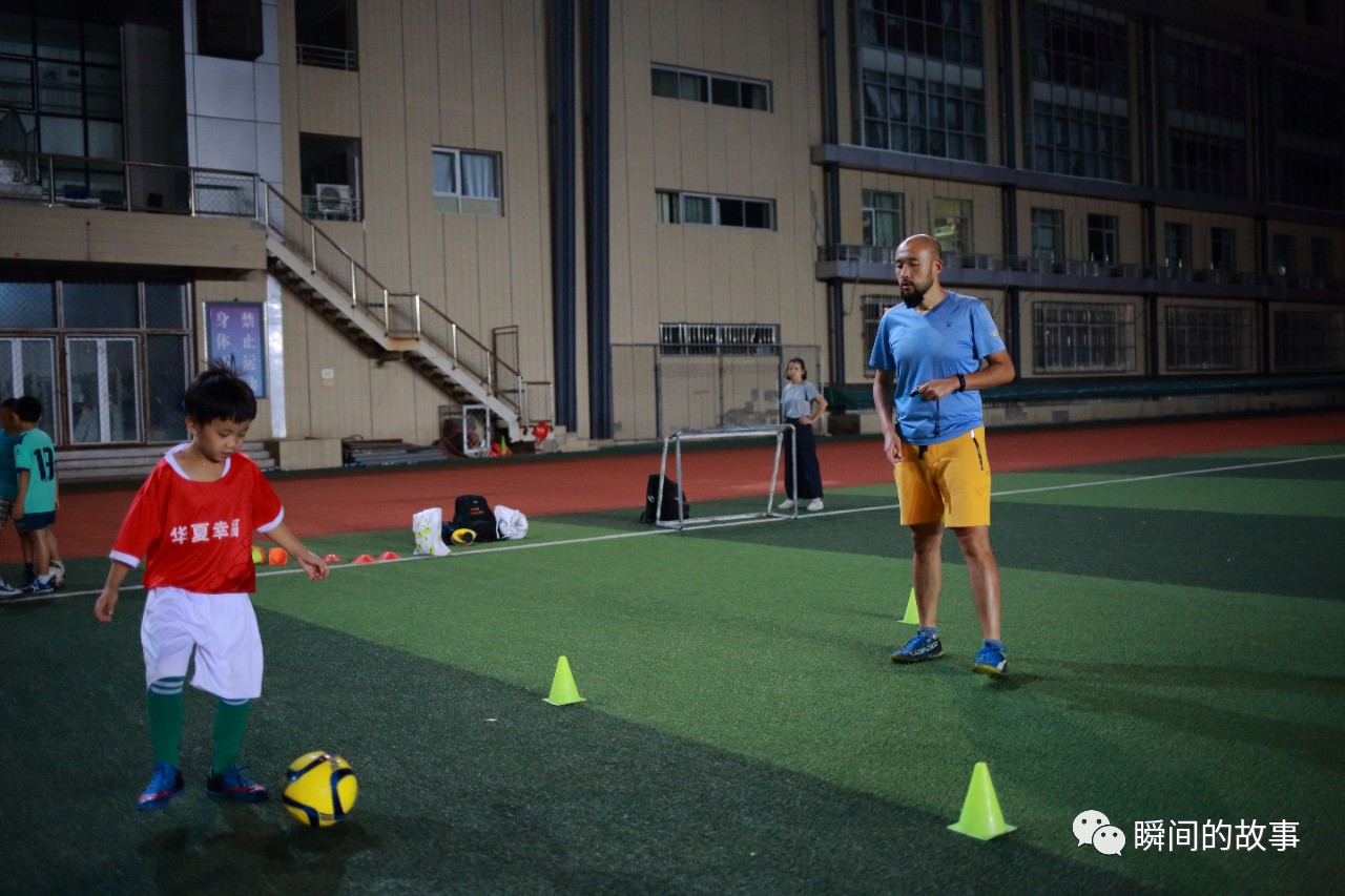 少年足球雨中训练,加油吧少年足球训练