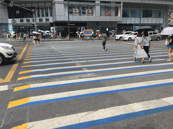 又来一条X形斑马线！你还知道哪些“花样”过马路？