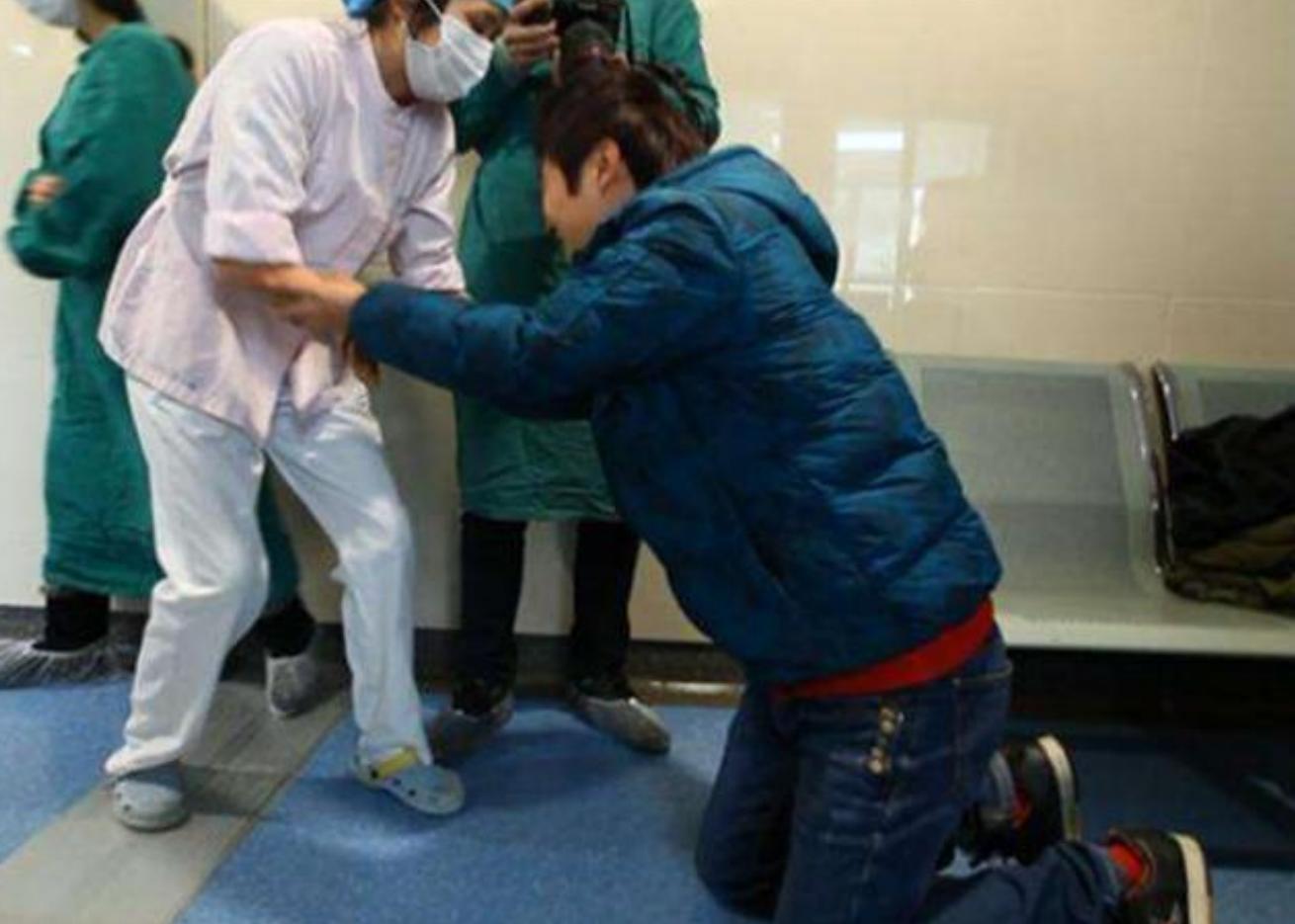 老婆开宫口慢,妻子临产路上丈夫做法大快人心