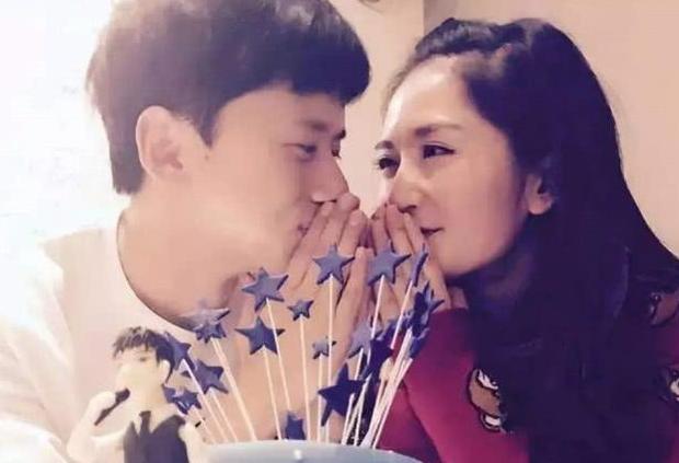 张杰晒与谢娜牵手合影庆祝,张杰晒出和谢娜合照庆结婚十周年