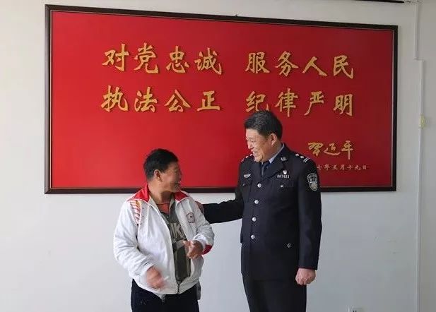 威海初村镇：证件问题落了地，一面锦旗表谢意