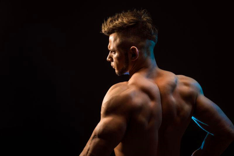 一对哑铃在家也能练出宽厚背部,只用引体怎么练出宽厚的背部