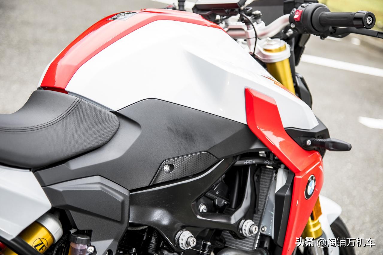 宝马f900r和杜卡迪950,宝马全新中型运动街车f900r赏析