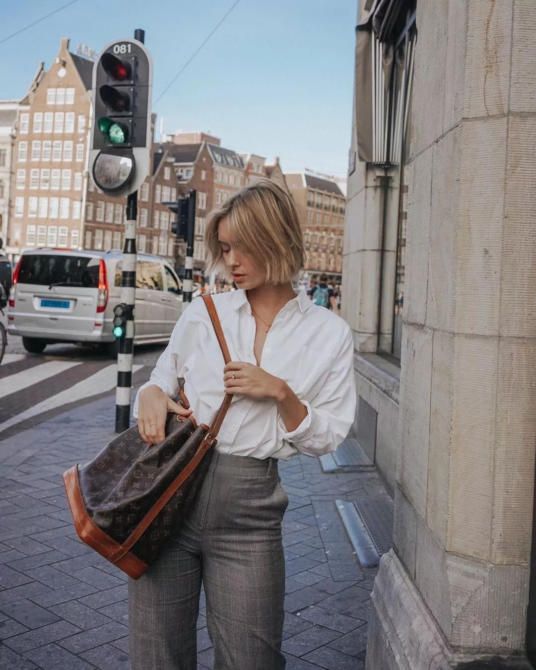 会背水桶包的人,会背奢侈品包包