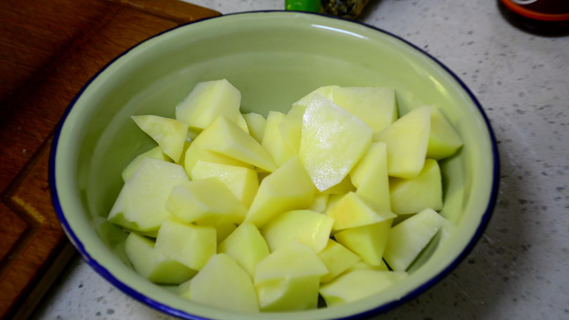 地三鲜做法调汁,传统东北地三鲜的原材料是哪三鲜