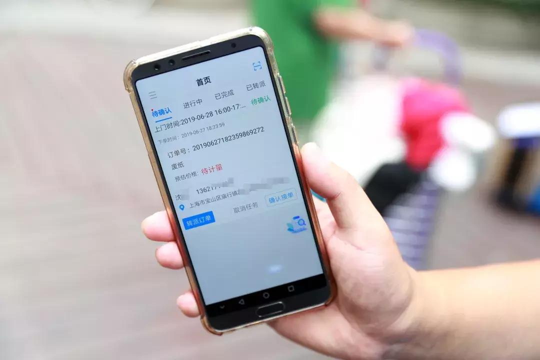 小伙拒收垃圾被房东报警处理，却成为上海民众的守护神