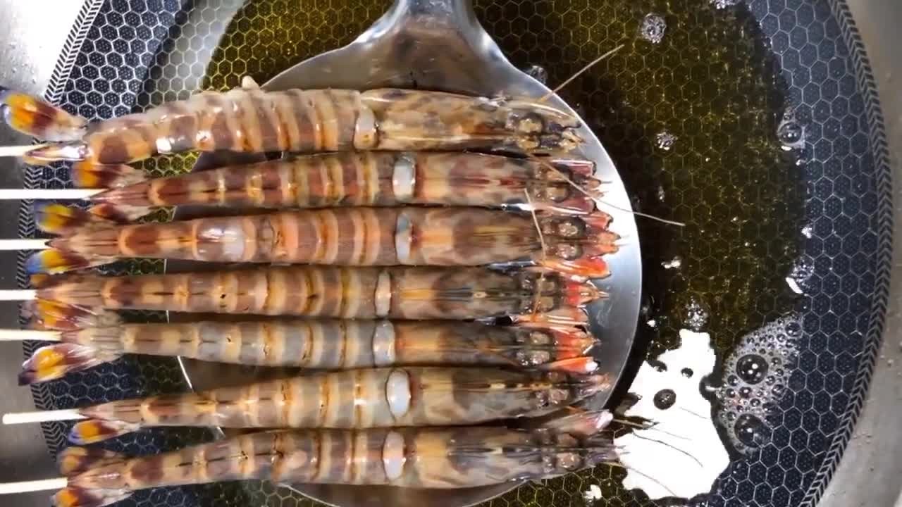 椒盐虾鲜香酥脆可口让你虾壳吮指,虾壳焦脆虾肉鲜甜的椒盐皮皮虾