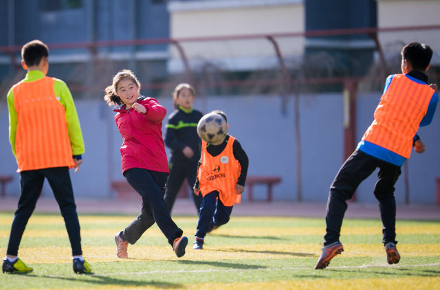 踢足球的女孩跳舞,踢足球的女孩的视频