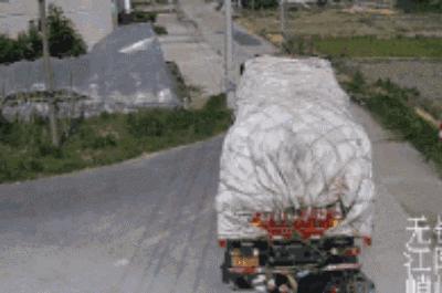 遇见大货车盲区保命绝招,路遇大货车