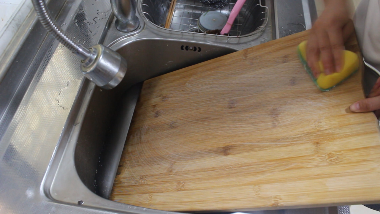 砧板发霉了用什么办法能洗掉,砧板发霉可以开水泡吗