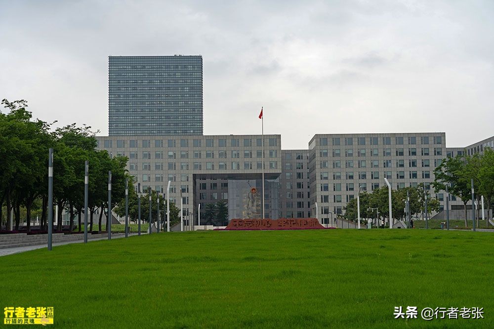 浙江第二有钱的城市，30亿建文化广场，商场里面市民排队买奢侈品