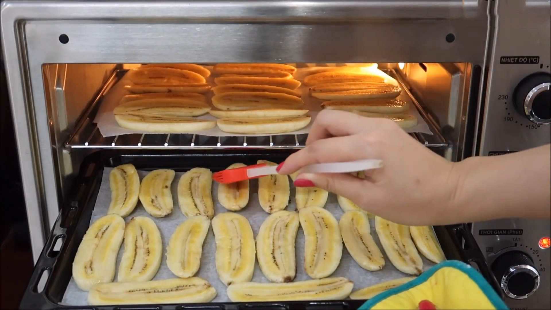 香蕉太生没法吃怎么办?放点糖烤一烤,比锅巴还要脆,好甜