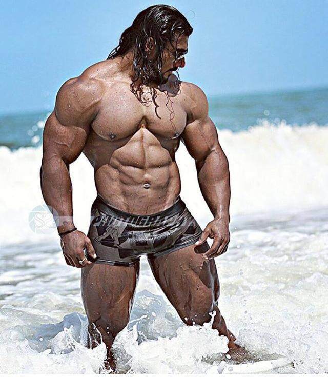 腿部训练哑铃深蹲怎么做,最锻炼大腿部肌肉的深蹲方式