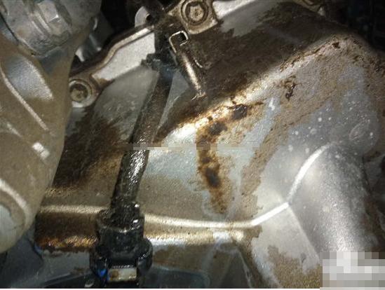 行驶过程中怎么发现发动机漏机油,发现机油漏光了怎么办