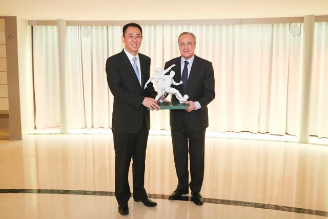 许家印看望青训球员,许家印看望球员