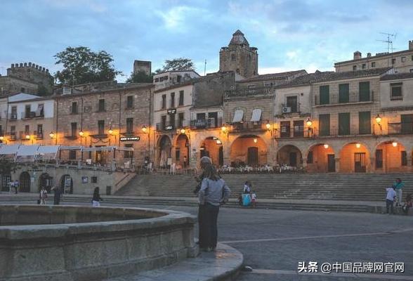 30欧元创办的家庭作坊到世界第三服装巨头，zara为什么这么好看？