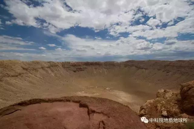 墨西哥海湾陨石撞击坑深度30km,较大的陨石撞击坑又称环形山