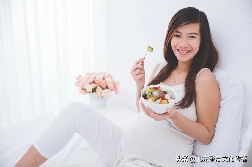 孕期补水是不是不会长斑,孕期也要保持美丽