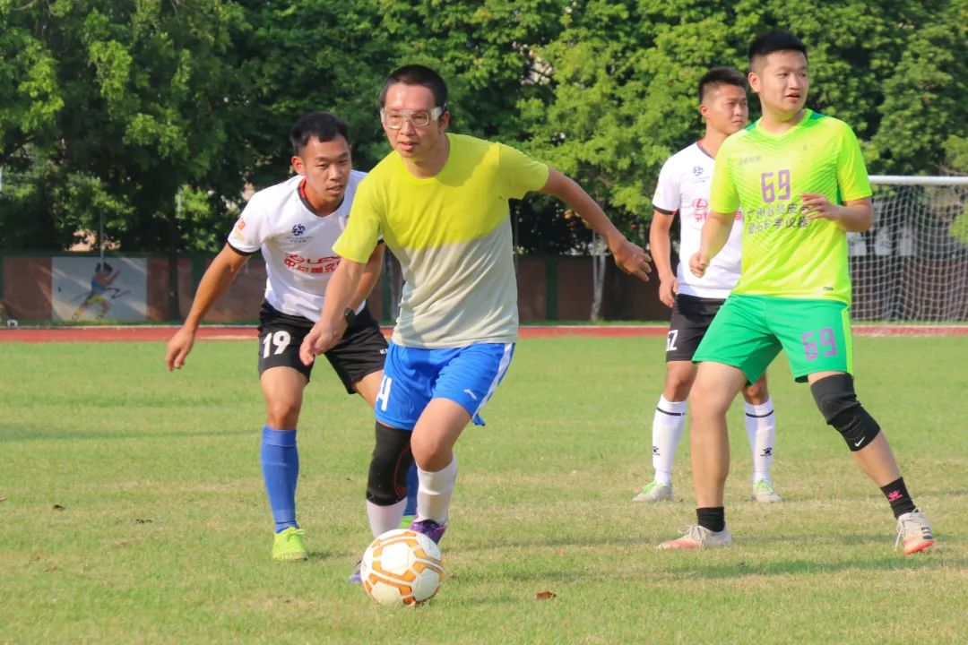 当足球之乡球队与广州高校校友冠军“激情相遇”,你更支持谁?