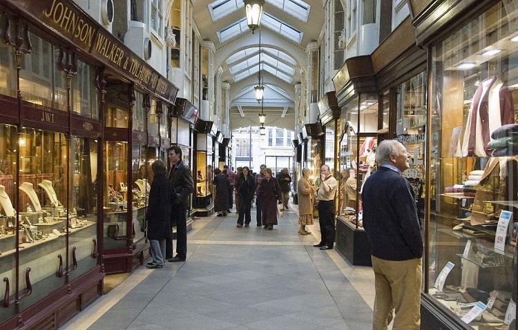 商场衣服和专卖店衣服的区别,线上衣服和线下衣服的区别