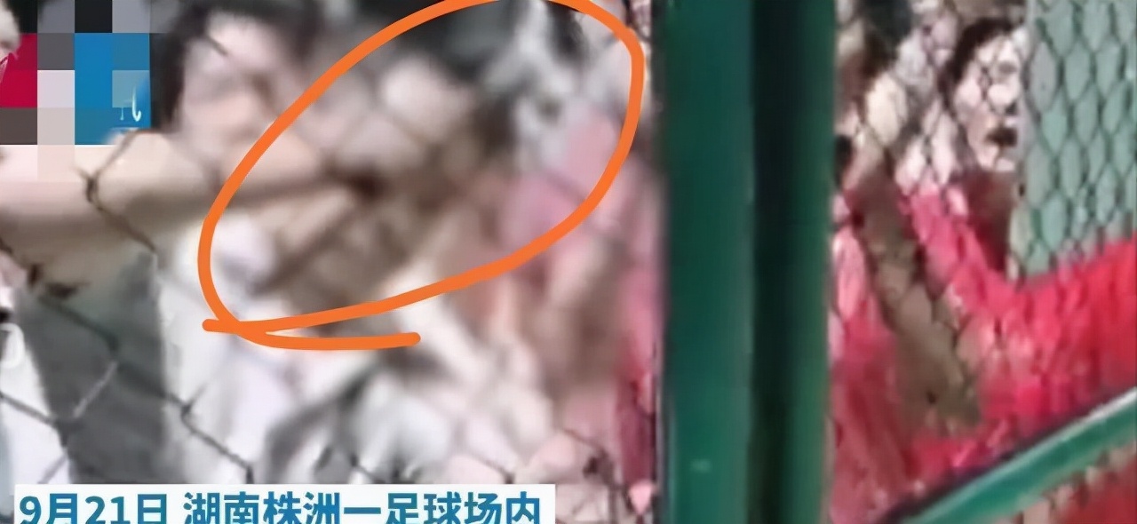 大妈为跳广场舞砸足球场锁头后续,小朋友足球比赛大爷大妈砸门