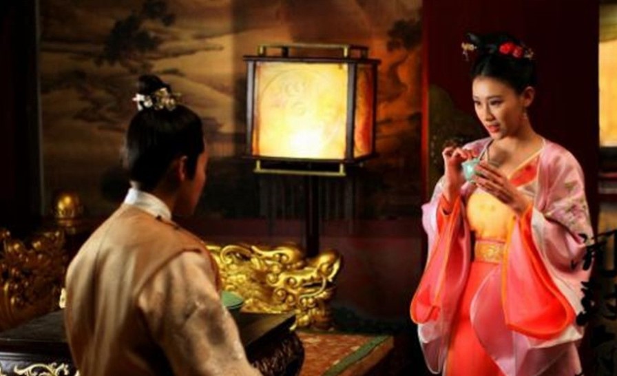 他本是一个民间医师，因治宋高宗隐疾成为*官高**，秦桧都要巴结他