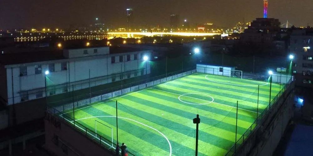 在顶楼天台打球,天台上踢球