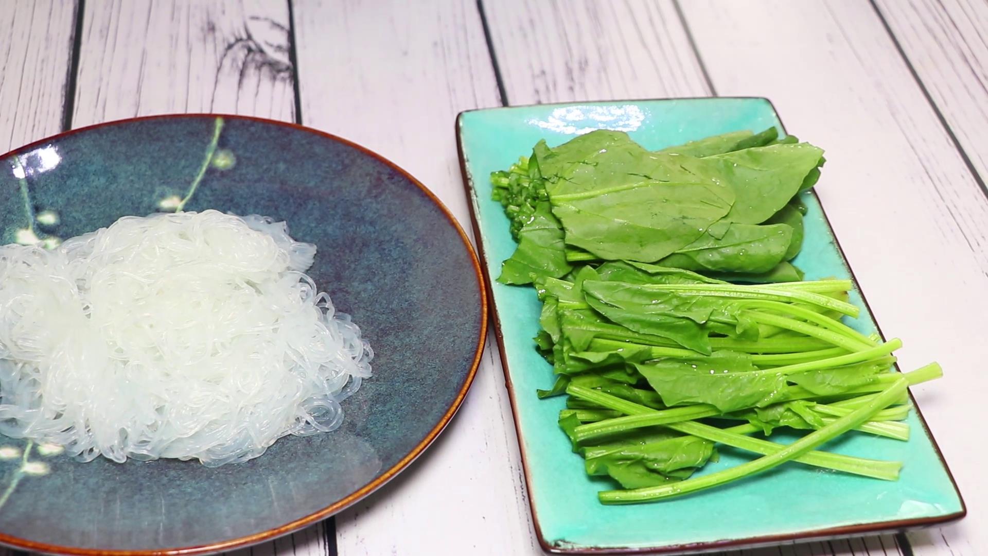 做凉拌菜粉丝,凉拌粉丝就这么一碗都不够吃