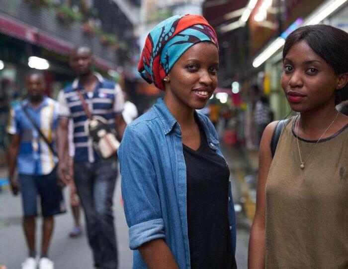 赖在广州不肯走的黑人,都靠什么养活自己?当地人:主要干这些事