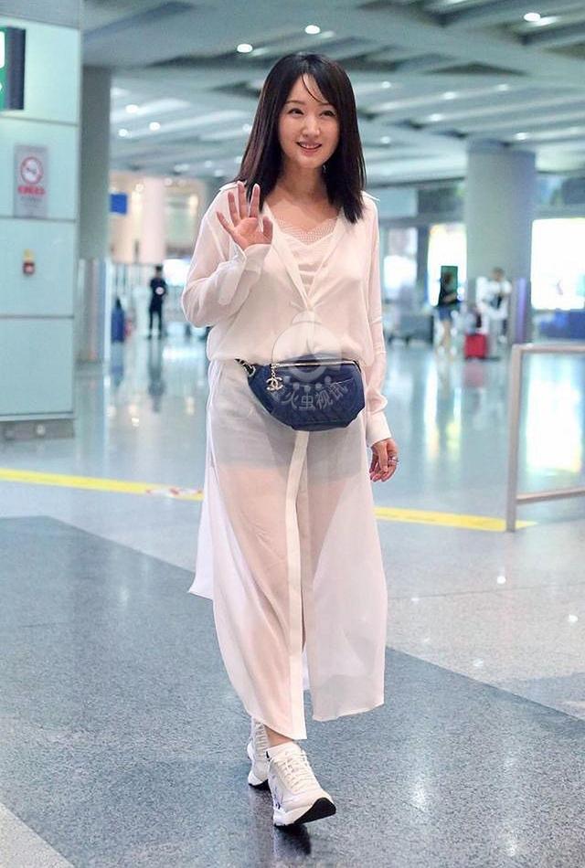 49岁杨钰莹穿阔腿裤,杨钰莹穿丝绒连体裤