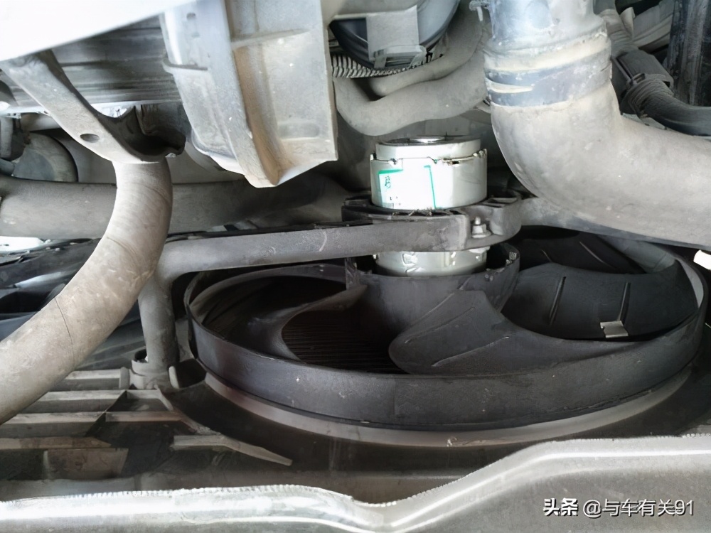 车辆刚打着水温灯就亮什么意思,行驶中水温灯亮了又灭了没事吧