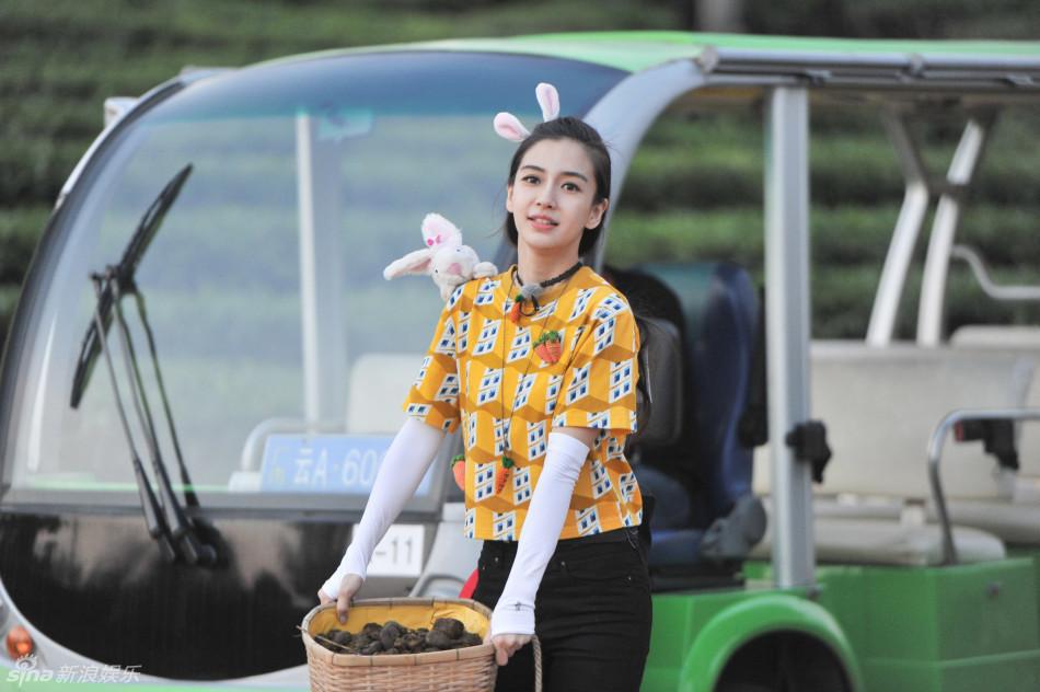 杨紫穿一身白色的衣服换新造型,杨紫日常t恤穿搭