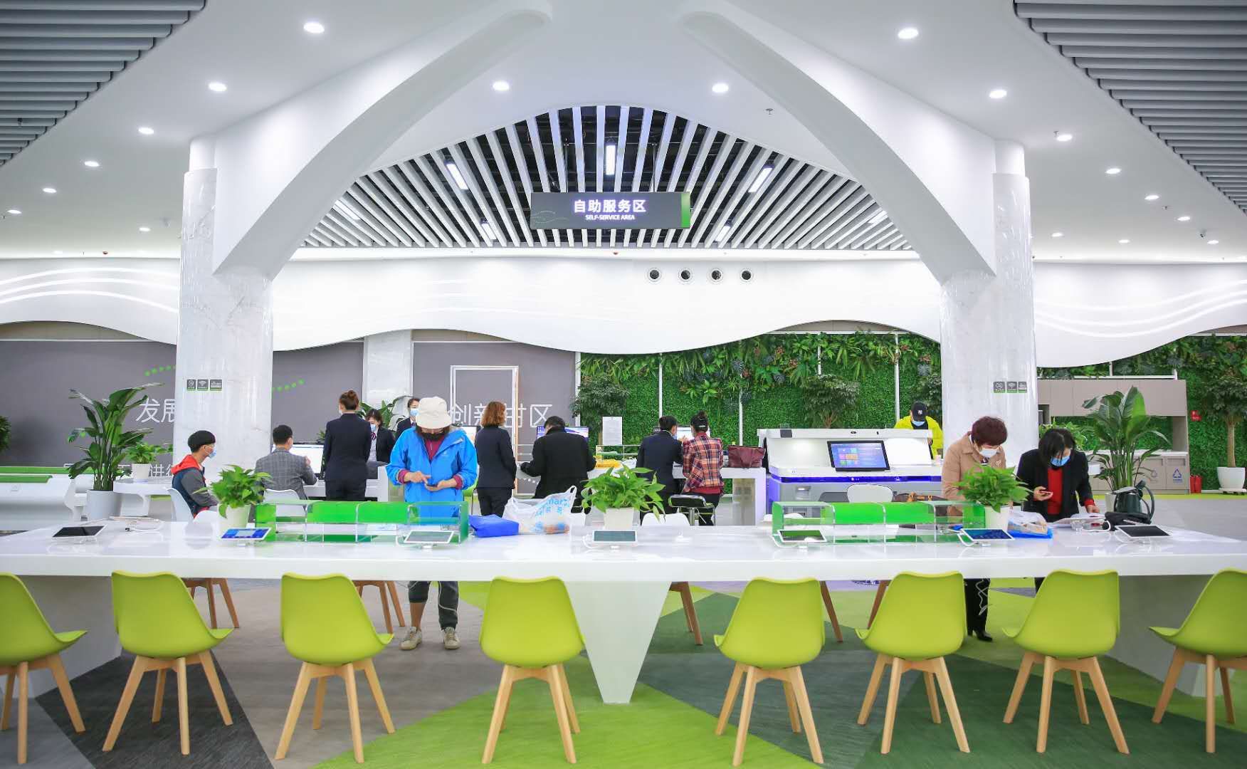 一进门就让人感觉到轻松舒适,大连最美行政服务大厅