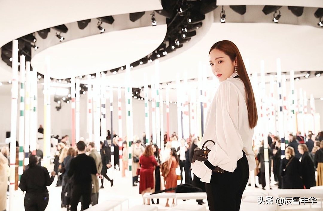 郑秀妍黑色小香风外套配牛仔裤,郑秀妍穿露腰上衣秀身材