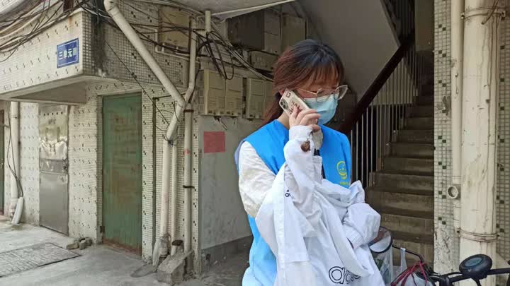 网格员协助社区疫情防控,社区网格员做好跟踪落实居家隔离