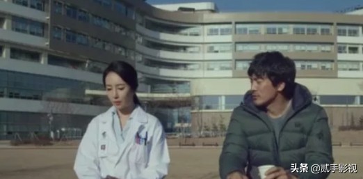 美女屠夫开肉店，生意火爆，警察不要工作，就想进来看一眼老板娘