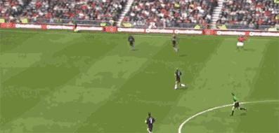 他是荷甲、英超、西甲的最佳射手，欧冠进球效率超梅罗的禁区之王