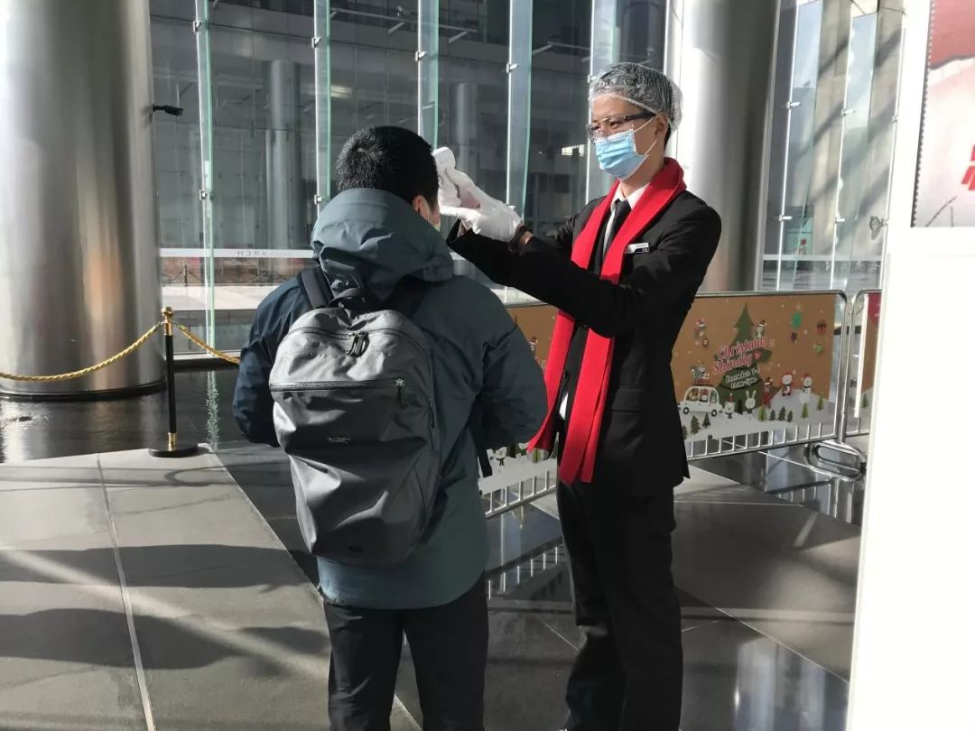 “无人机+特派快递员”，“上海堡垒”由他们铸成