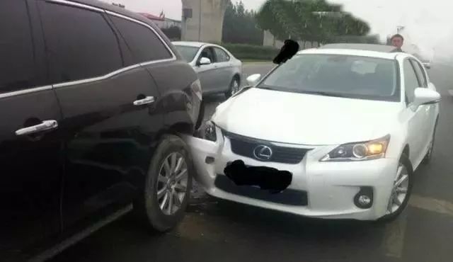 车辆刮蹭如何补漆,车辆刮蹭现场