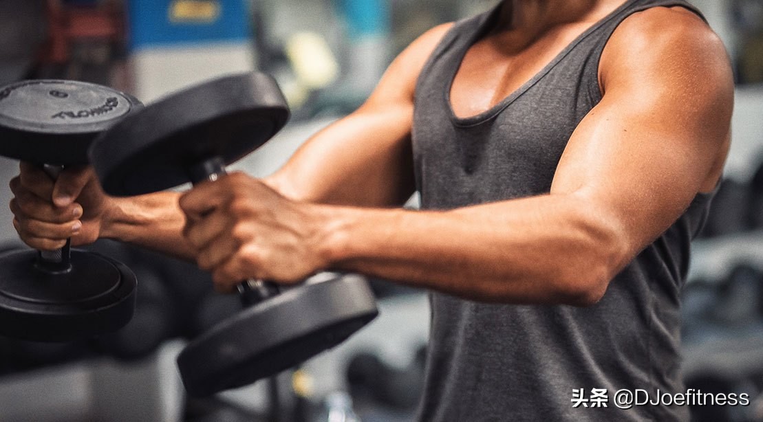 在健身房里练杠铃哑铃的正确动作,健身器械是练习轻的还是重的