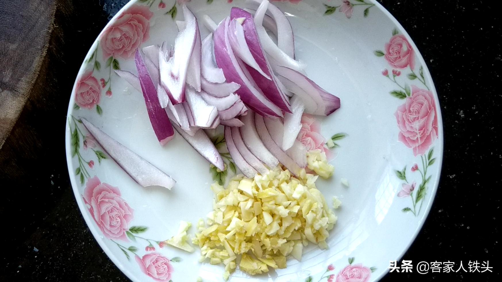 鱿鱼怎么切好吃又好看,青椒炒鱿鱼的鱿鱼要怎么切