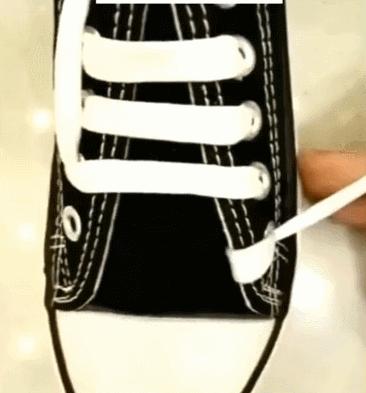 他们将鞋带系成“单身”！眼睛：我会了，手：不，你不会