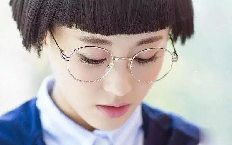 透明镜框适合脸黑,皮肤暗沉如何挑选镜框