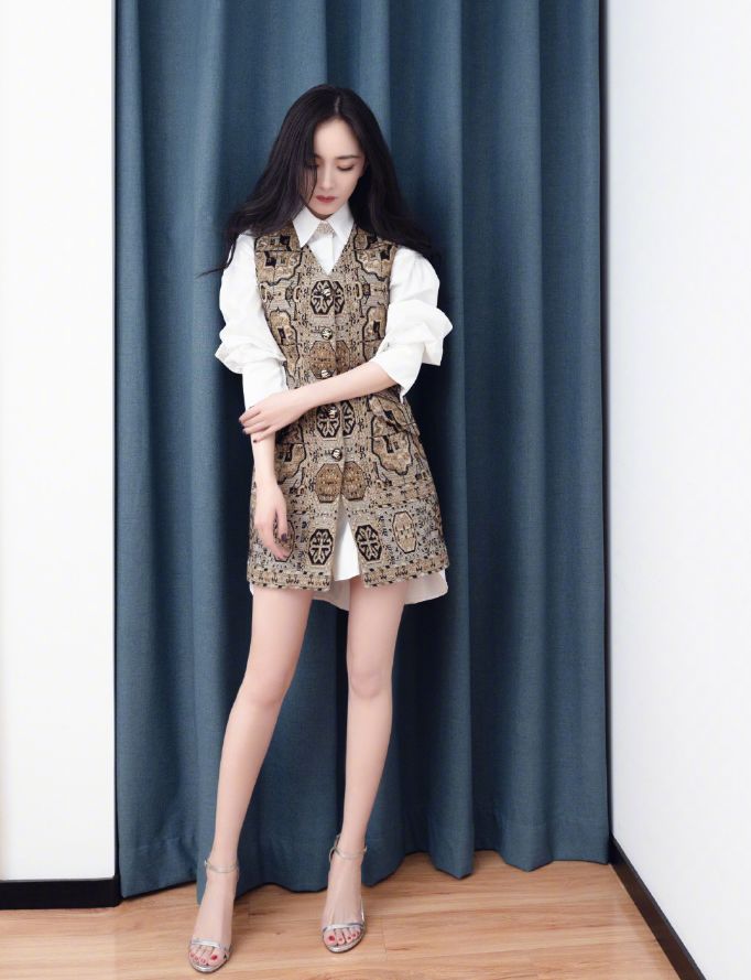 杨幂军装蜂腰,杨幂穿背心腰细腿长