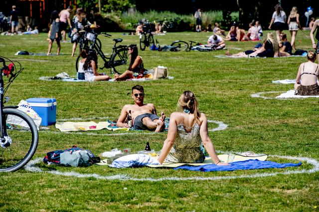 外国收养的中国小孩，差点把养母气哭：全家一起涂防晒就她最黑